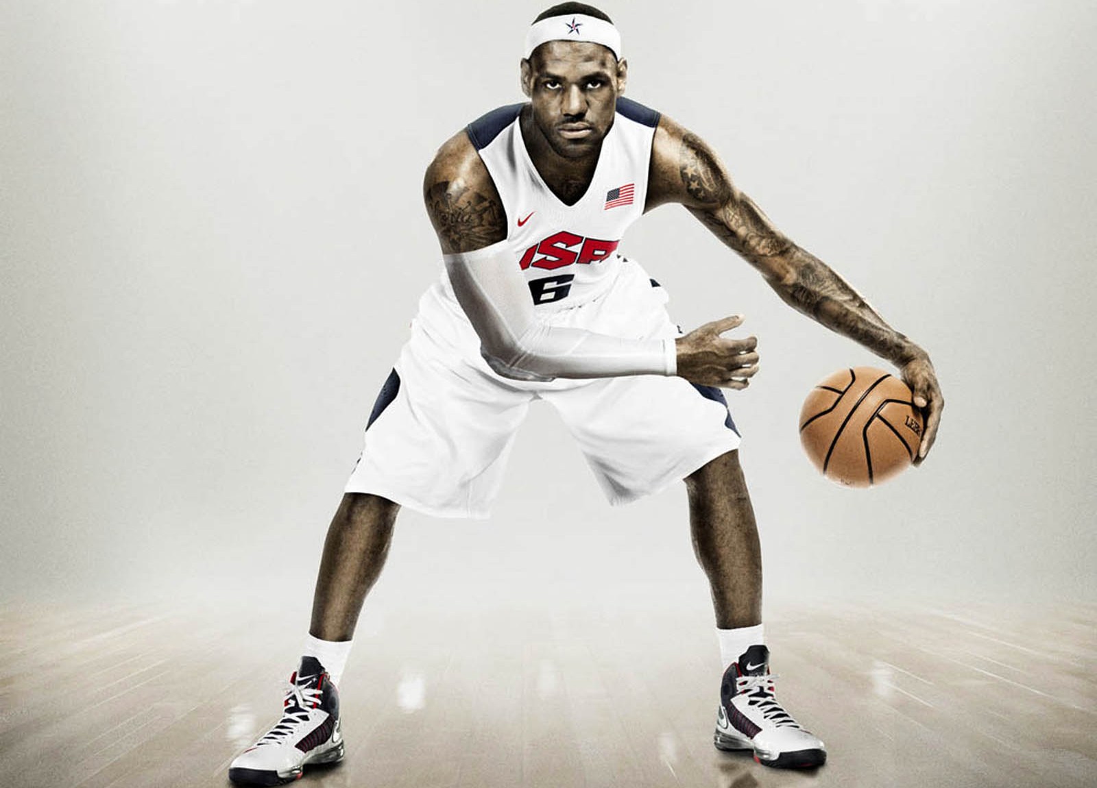 上赛季西甲最佳射手，姆巴佩领取皮奇奇奖（姆巴佩荣膺上赛季西甲射手王，捧起皮奇奇奖）