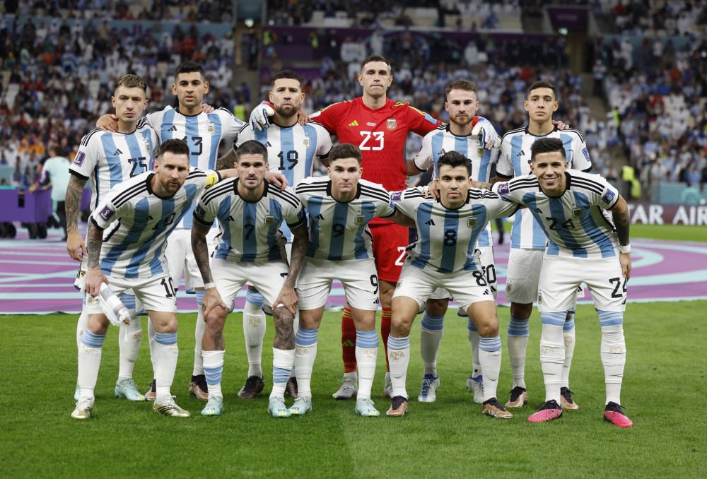 湖人杯赛主场不敌马刺引热议！媒体人：詹东里合体后最惨失利（湖人杯赛主场负于马刺引发热议，媒体人称詹东里合体以来最惨一败）