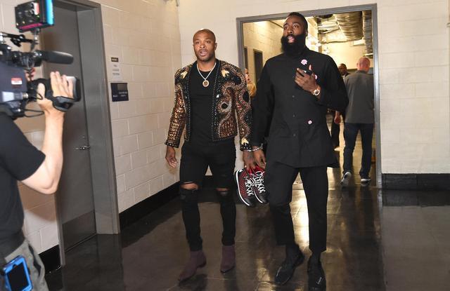 北青：邵佳一善学谦逊沟通强；有球员表态愿意主动争取归队（北青：邵佳一好学谦逊、沟通力强；部分球员愿主动争取回归）