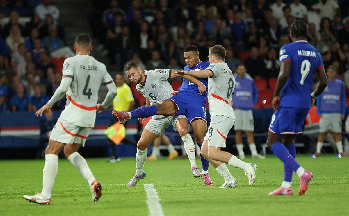 日本队官宣与英格兰友谊赛并晒出森保一与图赫尔合影：伦敦见（日本队宣布将赴伦敦与英格兰进行友谊赛，森保一与图赫尔合影曝光：伦敦见）