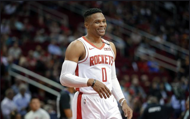 每体：阿根廷队在西班牙集训，球迷热情高涨只为一睹梅西风采（每体：阿根廷队西班牙备训，球迷蜂拥而至只为目睹梅西）