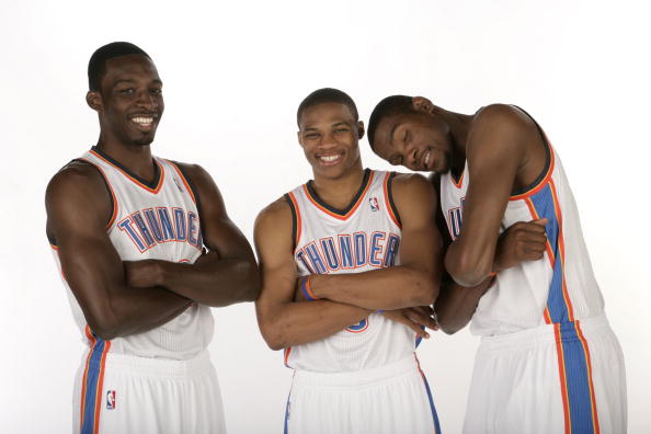 每体：两名巴萨球迷因向切尔西球迷看台投掷杂物被拘留（每体：向切尔西球迷看台掷物，两名巴萨球迷被警方带走）