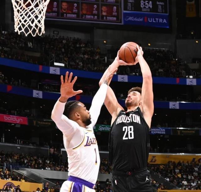 2025中足联颁奖礼：辽宁铁人主帅李金羽当选中甲最佳教练（2025中足联年度颁奖：辽宁铁人主帅李金羽荣膺中甲最佳教练）