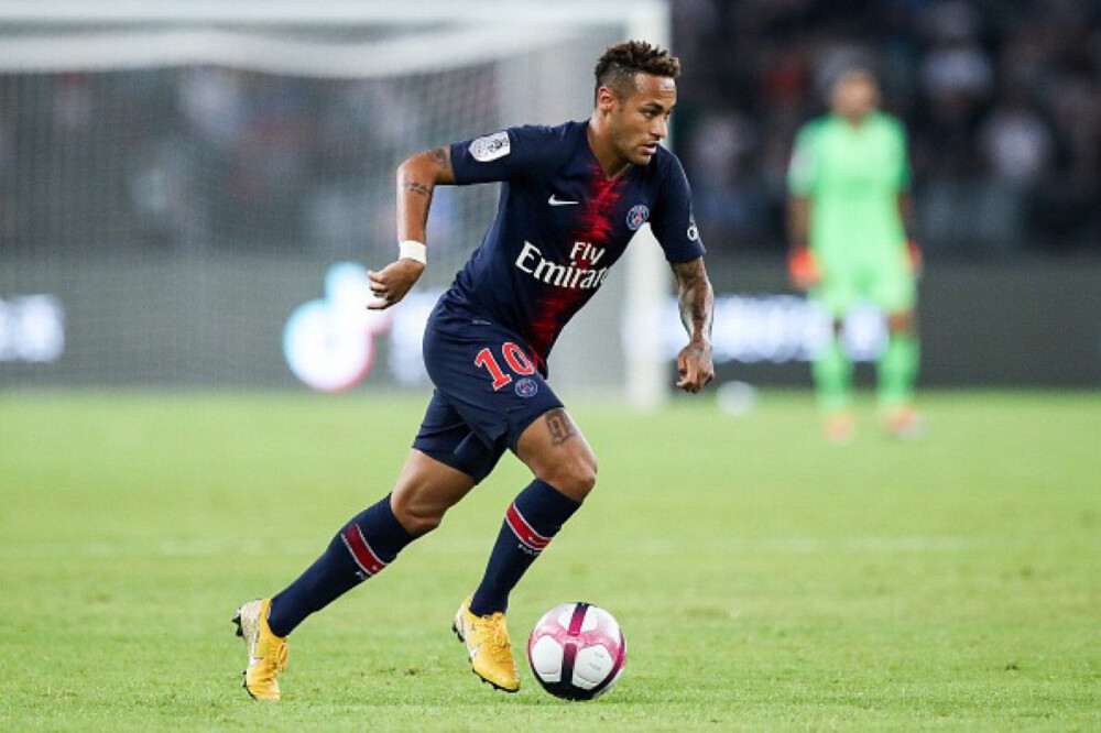 拜仁莱万梅开二度战胜门兴（莱万双响炮助拜仁力克门兴）