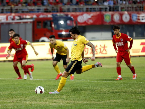 国王杯十六强抽签悬念重重！巴萨皇马将与草根球队上演圣诞大战（国王杯16强抽签悬念丛生：巴萨皇马圣诞迎战草根球队）